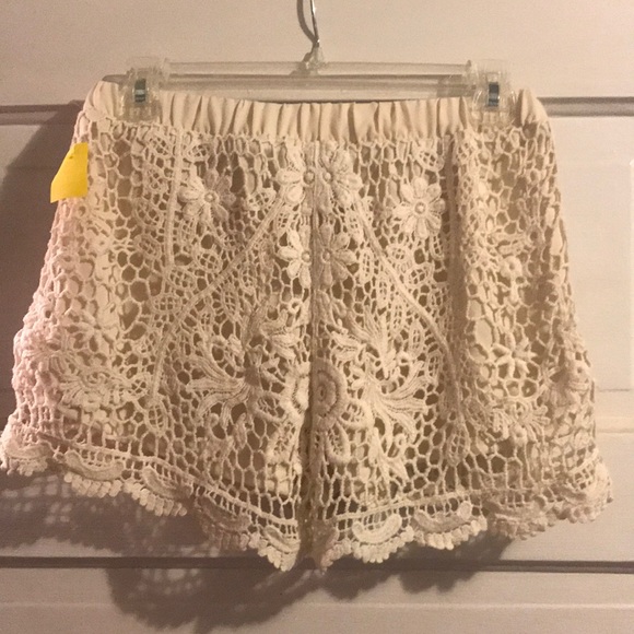 Cream Lace Shorts - Picture 4 of 4